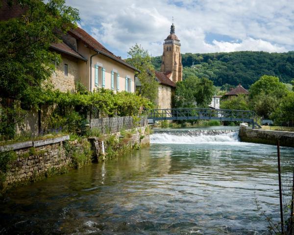 Красивый вид города Arbois