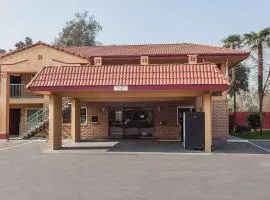 Super 8 by Wyndham Visalia, hotelli kohteessa Visalia