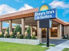 Days Inn & Suites by Wyndham Logan, hótel í Logan