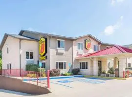 Super 8 by Wyndham Bloomington University Area, khách sạn ở Bloomington