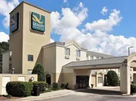 Quality Inn & Suites Raleigh North, hotell i Raleigh