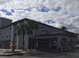 Days Inn & Suites by Wyndham Bonita Springs North Naples, מלון בבוניטה ספרינגס