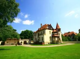 Hotel Pałacyk: Legnica şehrinde bir otel