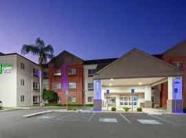 Holiday Inn Express & Suites - Tulare, an IHG Hotel, מלון בטולאר