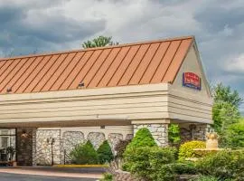 FairBridge Inn & Suites Poconos, hotelli kohteessa Stroudsburg