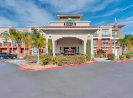 Holiday Inn Express Hotel & Suites Lake Elsinore, an IHG Hotel, hotelli kohteessa Lake Elsinore