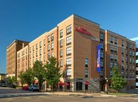 Hilton Garden Inn Bloomington, khách sạn ở Bloomington