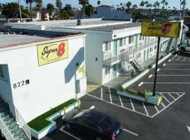 Super 8 by Wyndham Oceanside Downtown, מלון באושנסייד