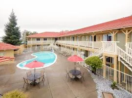 GuestPlace Inn & Suites, hotel v mestu Redding