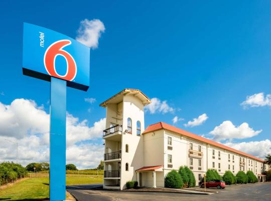 Motel 6-Hazelwood, MO，黑茲爾伍德的飯店