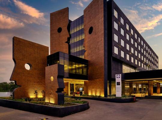 Essentia Luxury Hotel Indore，位于印多尔的酒店