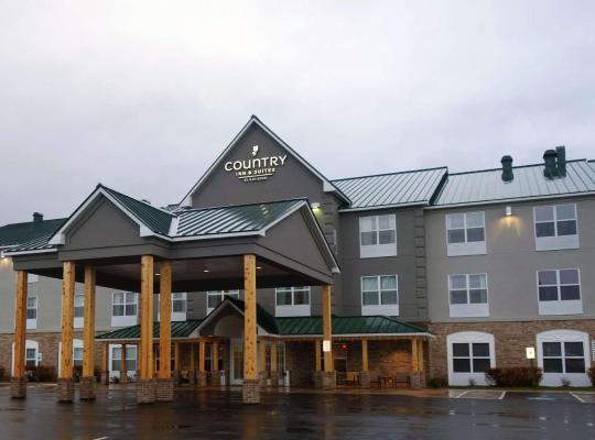 Country Inn & Suites by Radisson, Houghton, MI, מלון בהוטון