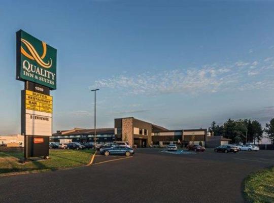 Quality Inn & Suites, hotel v mestu Matane