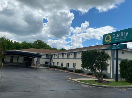 Quality Inn & Suites, hotel v mestu West Bend