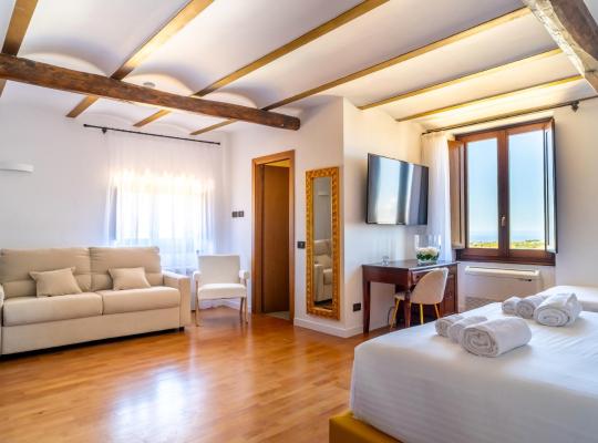 Villa Vittoria Hotel، فندق في ألكامو