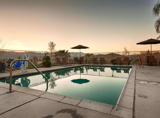 Best Western Plus Lake Elsinore Inn & Suites, hotelli kohteessa Lake Elsinore