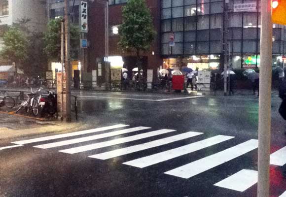 台風の時、そば屋の出前は何を思う？ 「雨が降ったその瞬間に電話がジャンジャン鳴り始める」