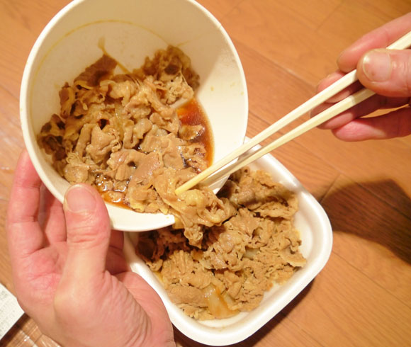 すき家の牛丼に松屋の牛皿をかけると超うまい！