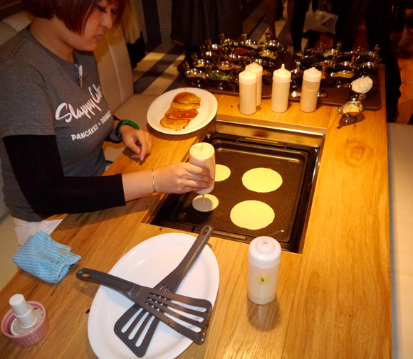 パンケーキ界に黒船襲来か!? 自分で焼くことができる『Slappy Cakes（スラッピーケークス）』が日本初上陸