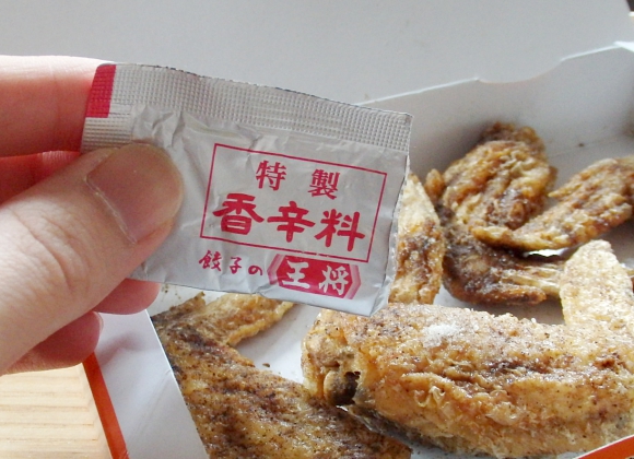 「餃子の王将」の唐揚の粉を「世界の山ちゃん」の手羽先にかけて食べてみた / 結論「辛さと香ばしさがアップして最高の手羽先に」