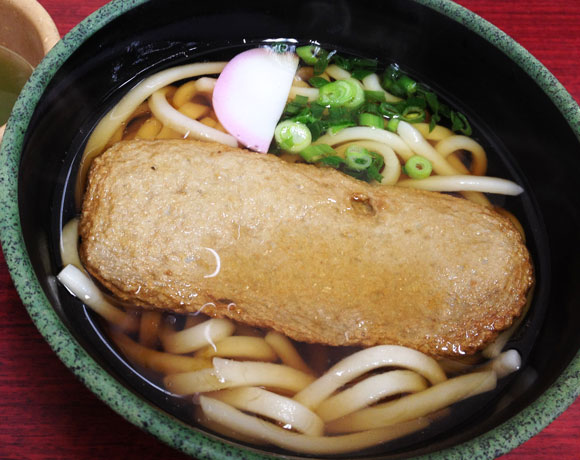 【愛媛×香川】JR松山駅で食べられる讃岐うどんに愛媛名物 “じゃこ天” がのった『じゃこ天うどん』は「四国キターッ」って叫びたくなる味