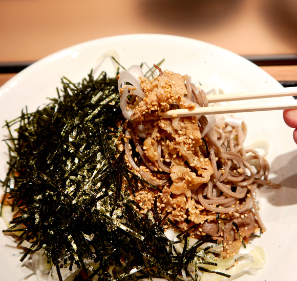 【立ち蕎麦の価格破壊】東京・銀座の一等地に「俺のそば」オープン！ 肉そば500円で値段にも量にも納得