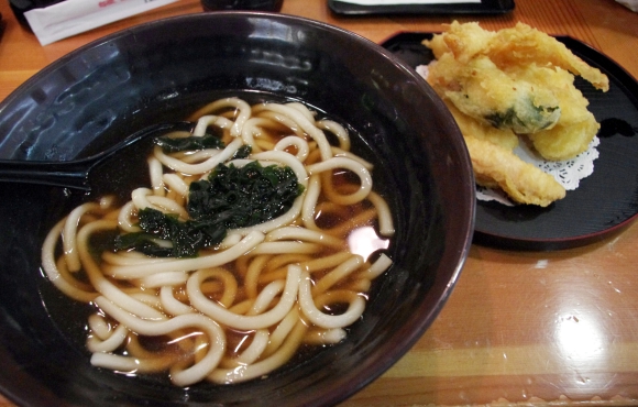 【海外の和食】空港内で大繁盛していた日本料理店で『うどん』を食べてみた / 結論「関東風でも関西風でもない新たなうどん」