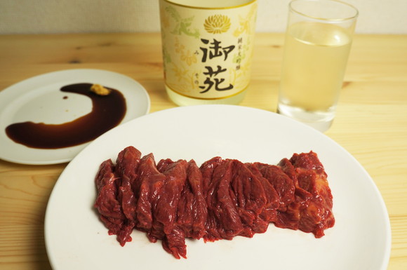 【生肉好き必見】肉屋で買った馬肉で「おうち馬刺し」をしてみた / ウマだけにウマすぎ ってやかましいわ！