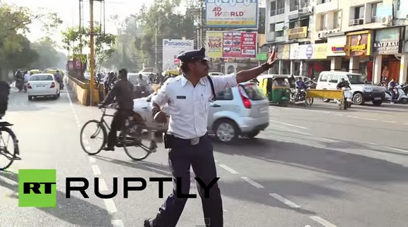 映画だけじゃなかった！ インドで「踊る警察官」が激撮される