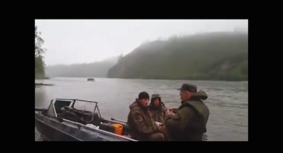 【おそロシア動画】明らかにヤバいものが流れてくるロシアのどんぶらこ