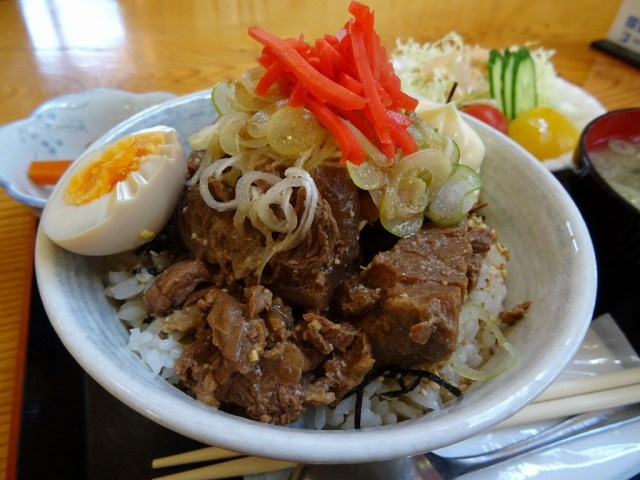 【秋田県・上小阿仁村】これを食べれば医者いらず！激安デカ盛りの『馬肉丼』が絶品すぎる件