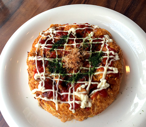 【斬新グルメ】見た目は完全にお好み焼きなオムライス！ 東京・高円寺『カフェテラス ごん』の「ヤキオムライス」