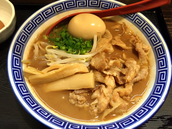 都内では珍しい「徳島ラーメン」は強さと美しさを感じる騎士のような一杯 / 生卵ですき焼き風に食べると激ウマ 高円寺『中華そば JAC』