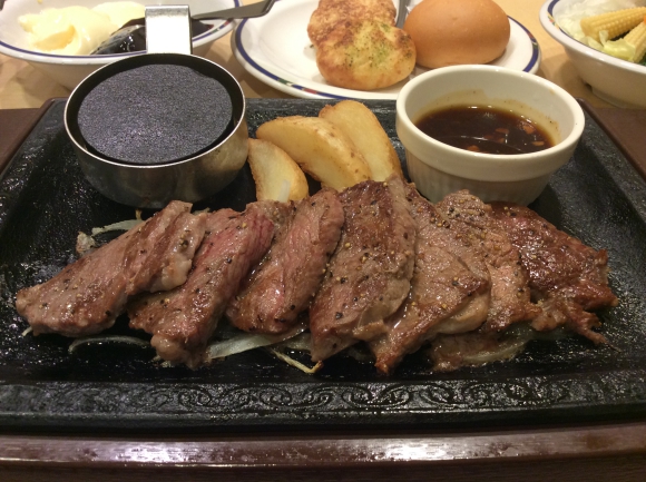 今話題の熟成肉が1099円（税別）で食べられる！ おまけに肉柄布団＆枕も当たる!! 「ステーキガスト」で開催中のフェア＆キャンペーンが魅力的すぎる件