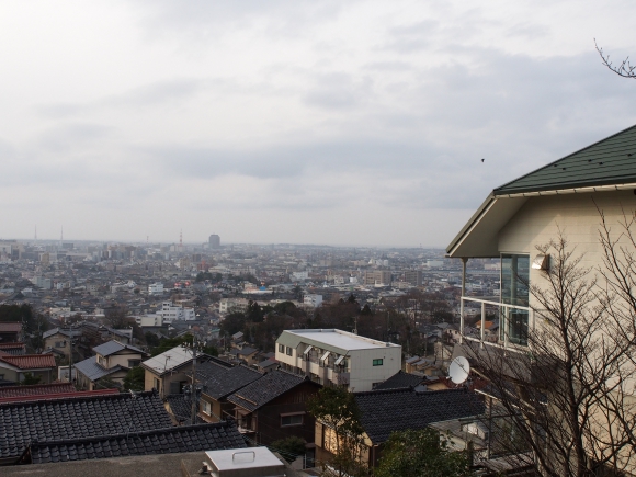 【金沢穴場スポット】金沢市街を一望のもとに見下ろせる絶景カフェを発見！ 最高の眺めとコーヒー味わいたければココに行くべし!!