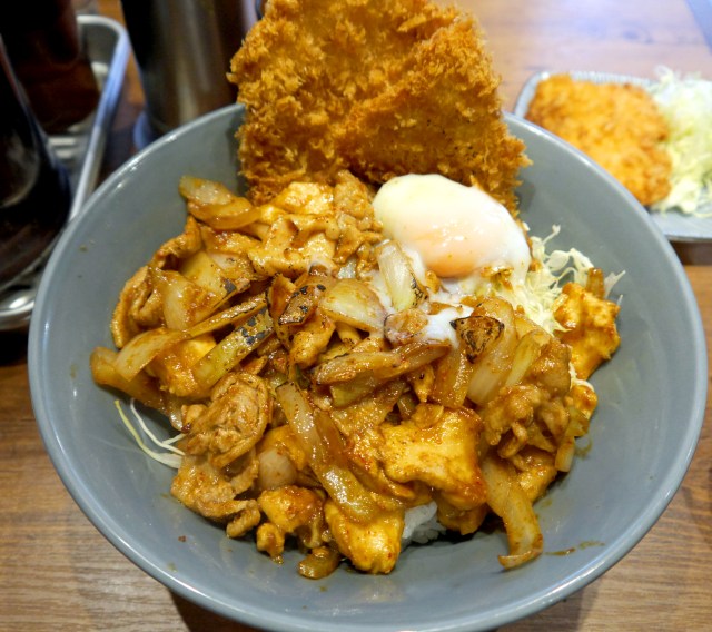 ラーメン凪がスタミナ系丼界に殴り込み!? 量で食わせる漢の定食屋「男の大ごちそう」 東京・西新宿