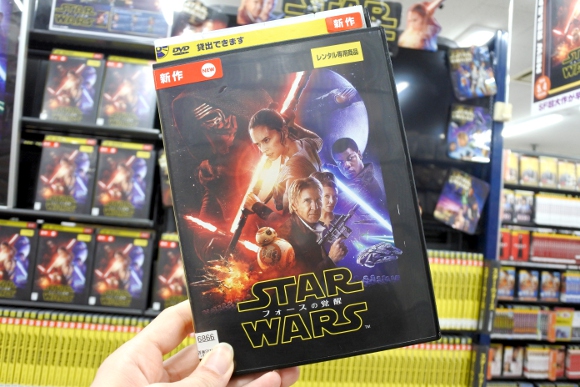 『スター・ウォーズ / フォースの覚醒』がレンタル開始！ DVDでカメオ出演している「4人のハリウッド俳優」を探せ!!