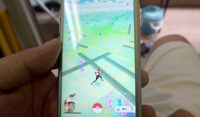 【ポケモンGO裏ワザ】超簡単にキャラを「一人歩き」させる方法 / 距離稼ぎ放題、スポット行き放題!!