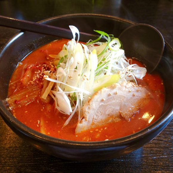 【北海道ラーメン探訪】辛いけど辛すぎない / 真っ赤なスープの「旨唐味噌らーめん」が激ウマ！ 恵庭市『らーめん恵岳房』