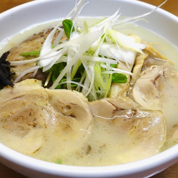 【北海道ラーメン探訪】何度でも通いたくなる！「ライトな鶏白湯＆しっとり鶏チャーシュー」が激ウマ!! 千歳市『麺屋 空（そら）』