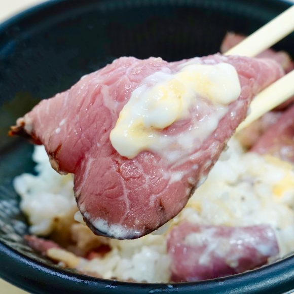 【専門店かよ】12/6発売！ ローソン「玉子で食べるローストビーフ丼」がマジ美味だった!!