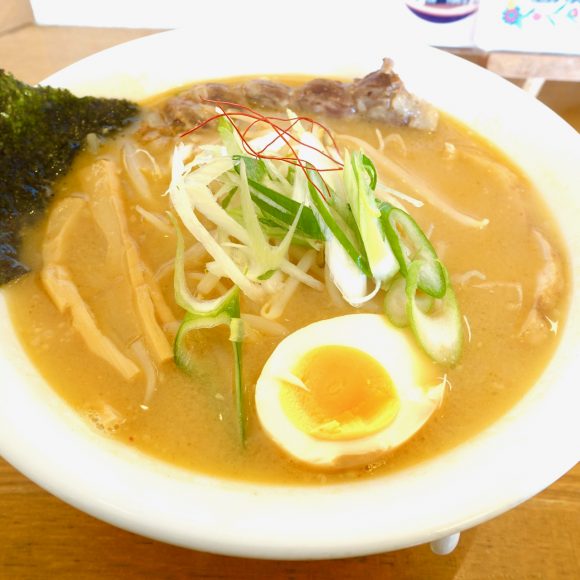 【北海道ラーメン探訪】あっさり系味噌ラーメンは地元民がリピートするウマさ！ 超やわらか「軟骨チャーシュー」も絶品!! 恵庭市『らーめん こうち』