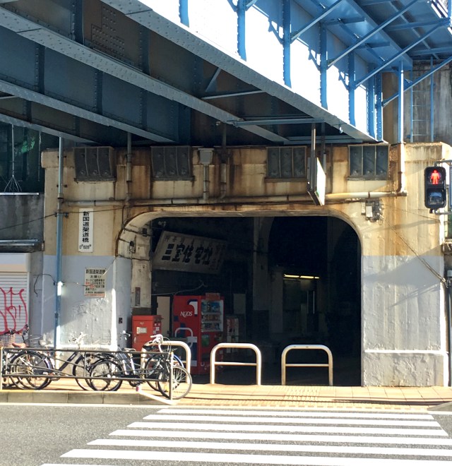 【ノスタルジック】横浜にありながら “華やかさ” から取り残された鶴見線国道駅 / 廃墟のような佇まい