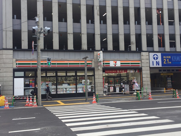 博多駅前道路陥没で「落ちないコンビニ」として受験生の聖地になったセブンイレブンに行ってみた