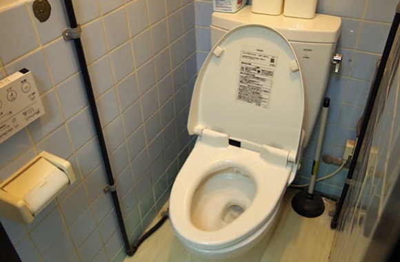 公衆トイレで「1番キレイな個室の位置」はここだ！ 専門家らが回答＆検証も