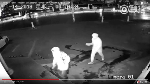 中国・上海警察が公開した「バカすぎる強盗犯」の動画が想像を絶するヤバさ