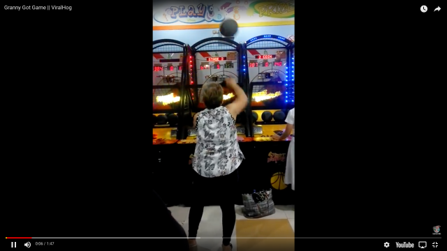 【神業動画】フィリピンのゲーセンにバスケゲームの達人が現る / 59歳のおばあちゃんが正確無比なシュートを沈めまくり！