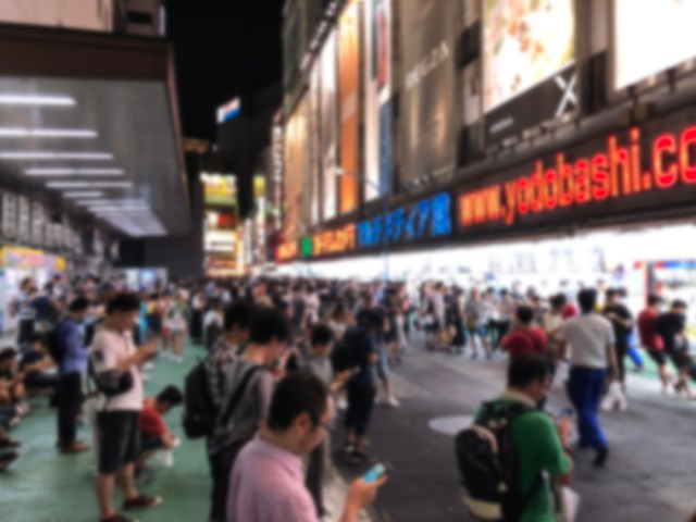 【ポケモンGO】日本最強レベルの聖地！ 新宿西口「ポケモン広場」がヤバすぎた → 色違いイーブイを3時間で…！