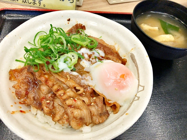 松屋の79店舗限定メニュー『新作 焼き牛めし』を食べながら「東京チカラめし」に思いを馳せる