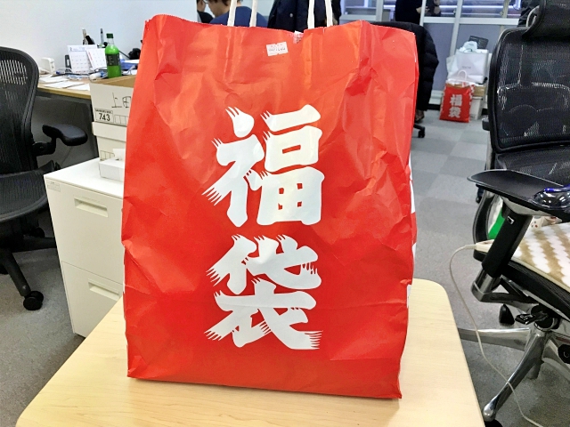 【2019年福袋特集】意外とレア？「ローソンストア100」の福袋（1080円）を買ってみた → 100円の商品が15個入ってるけど平日の買い物かよ！